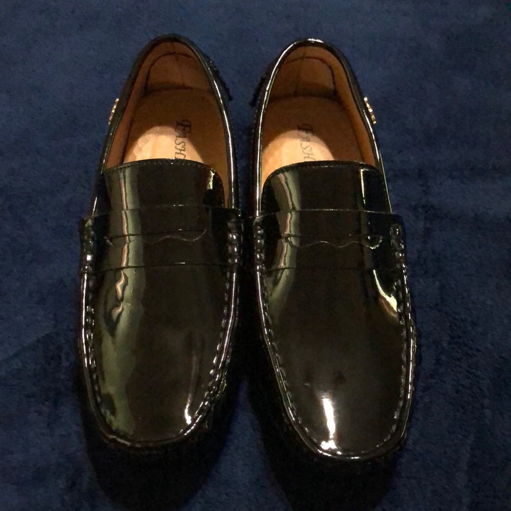 Fashion Poshers Black Slippers with Sleek Design